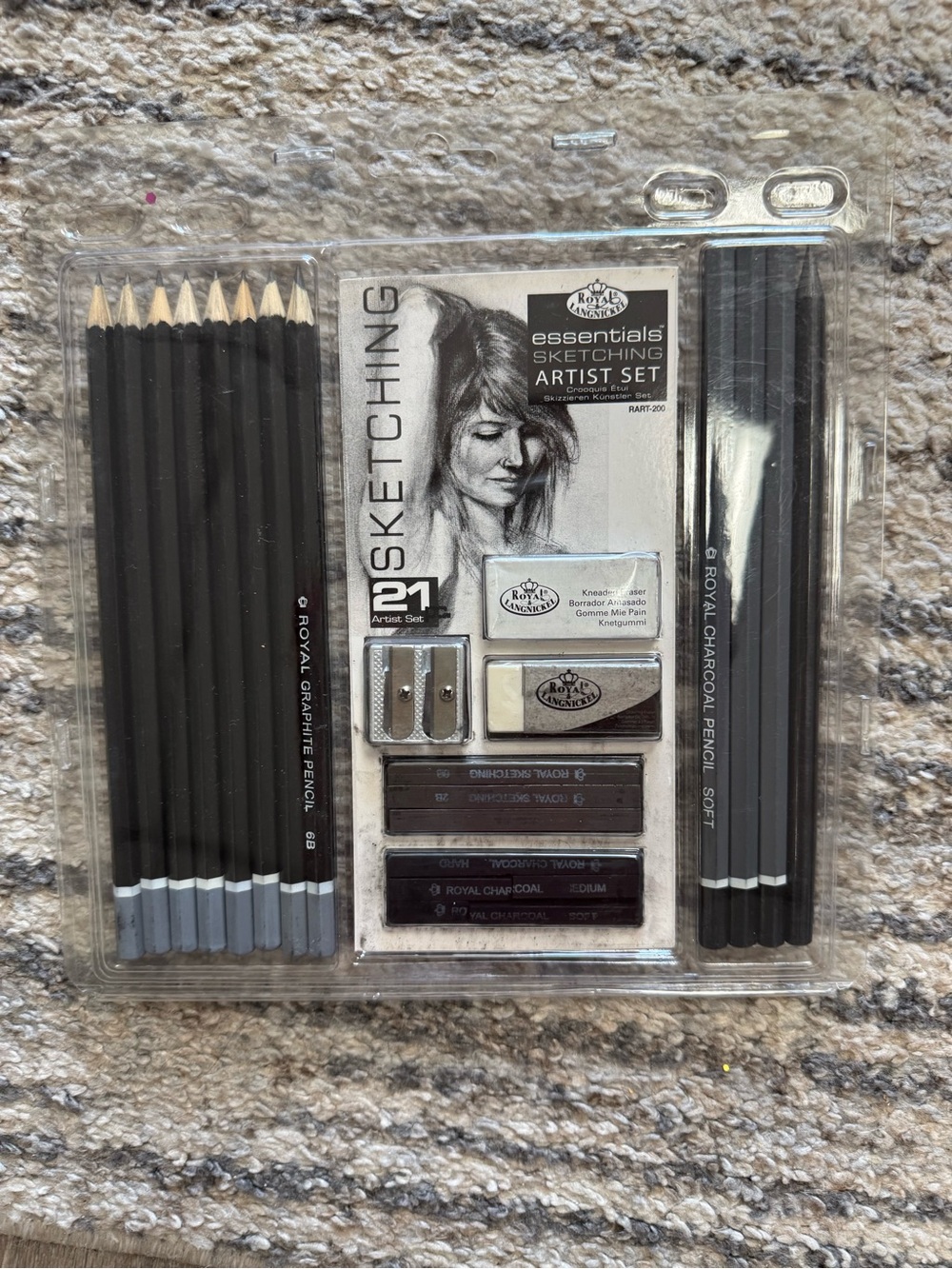 Essentials Sketching Artist Set - Black graphite and charcoal